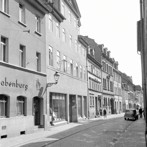 Imagem a preto e branco da primeira oficina da ZEISS em Jena. 