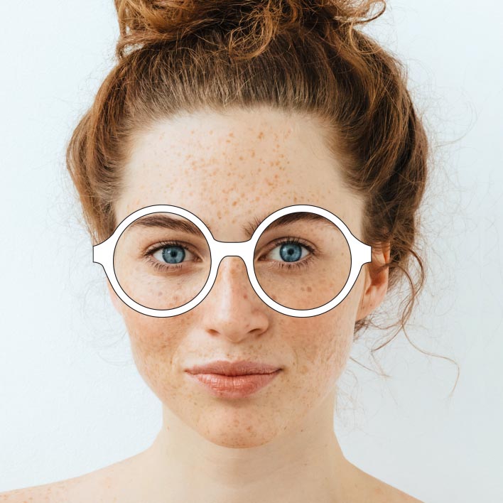Mulher jovem a usar óculos ilustrados com medições nas lentes. O formato da armação vai mudando de redonda, para olho de gato e depois para quadrada, sendo as medições ajustadas conforme o formato.